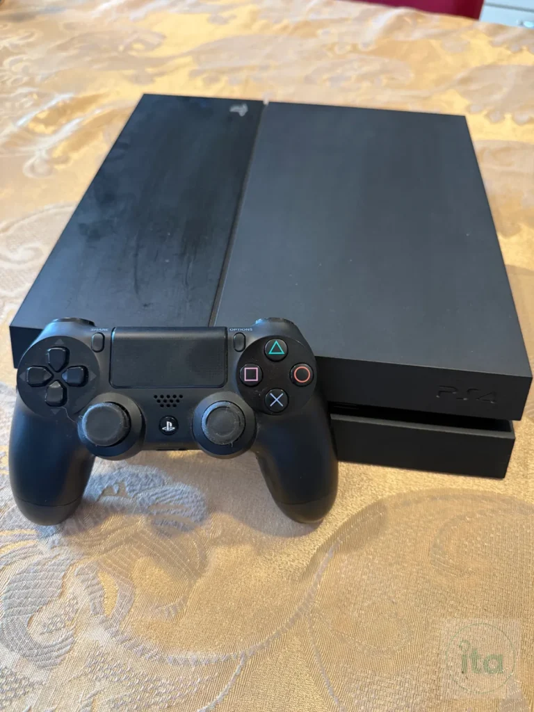 PS4 “Fat” con controller DualShock 4 - Image 01 (August 21, 2026)